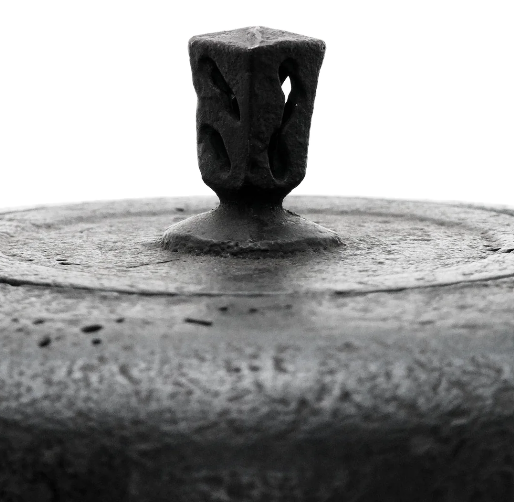 Japan Nanbu Tetsubin, Koizumi Nizaemon, Taka Dora Gata  日本南部铁瓶，御釜屋 小泉仁左衛門 十一代 高铜锣形 供箱