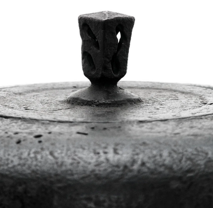 Japan Nanbu Tetsubin, Koizumi Nizaemon, Taka Dora Gata  日本南部铁瓶，御釜屋 小泉仁左衛門 十一代 高铜锣形 供箱