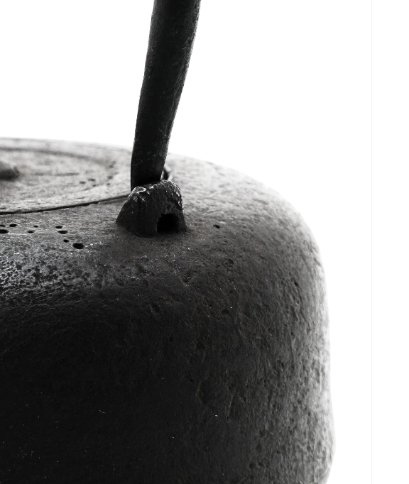 Japan Nanbu Tetsubin, Koizumi Nizaemon, Taka Dora Gata  日本南部铁瓶，御釜屋 小泉仁左衛門 十一代 高铜锣形 供箱