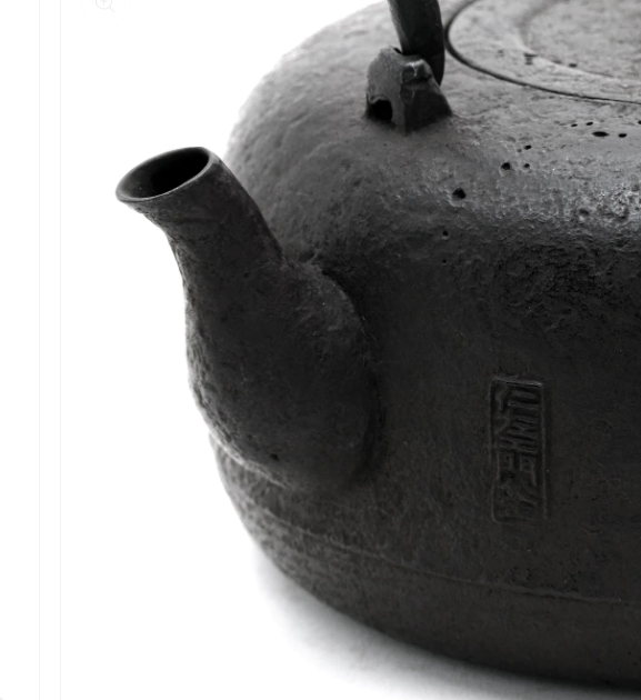 Japan Nanbu Tetsubin, Koizumi Nizaemon, Taka Dora Gata  日本南部铁瓶，御釜屋 小泉仁左衛門 十一代 高铜锣形 供箱