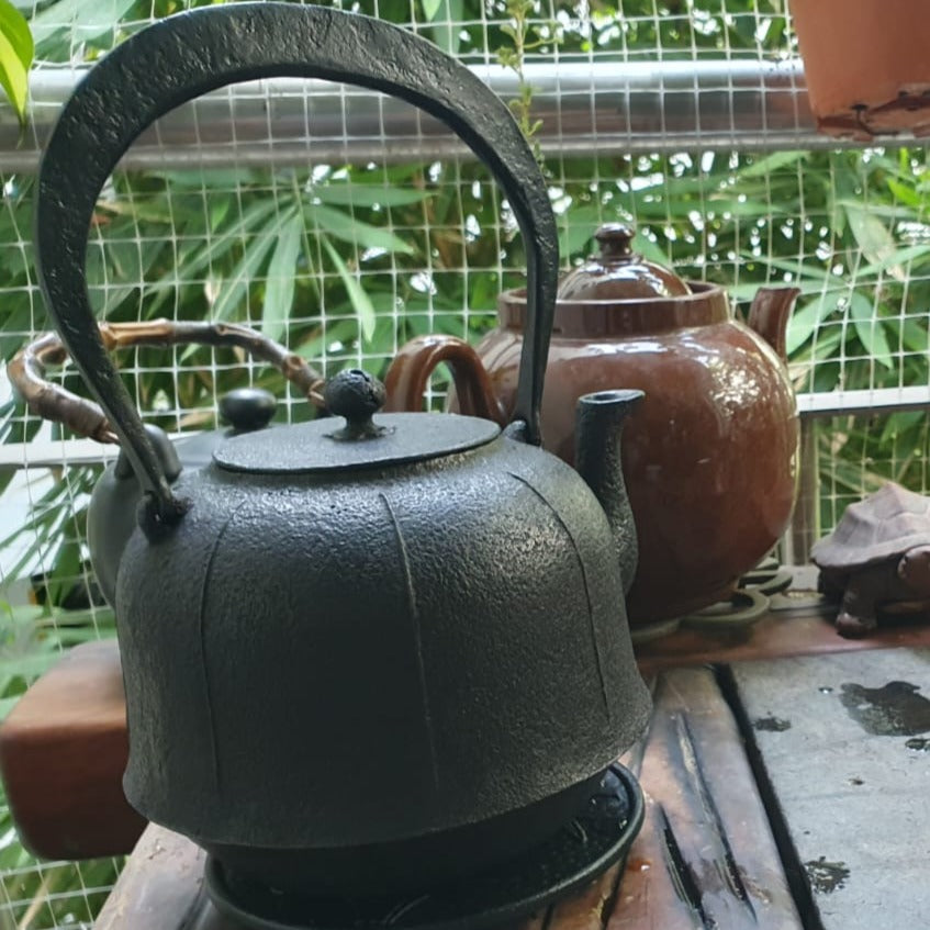 Japan Nanbu Tetsubin, Koizumi Nizaemon, Suzuran Gata 日本南部铁瓶，御釜屋 小泉仁左衛門 十一代 鈴蘭形 供箱