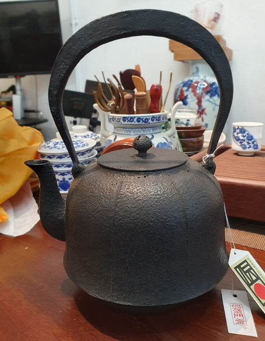 Japan Nanbu Tetsubin, Koizumi Nizaemon, Suzuran Gata 日本南部铁瓶，御釜屋 小泉仁左衛門 十一代 鈴蘭形 供箱