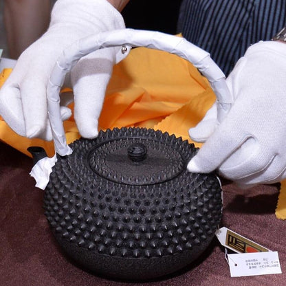 Japan Nanbu Satetsu Tetsubin, Koizumi Nizaemon, Ōarare Mon Ubaguchi Maru Gata 日本南部砂铁瓶，御釜屋 小泉仁左衛門 十代  大霰文姥口丸形鉄瓶 供箱