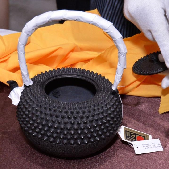 Japan Nanbu Satetsu Tetsubin, Koizumi Nizaemon, Ōarare Mon Ubaguchi Maru Gata 日本南部砂铁瓶，御釜屋 小泉仁左衛門 十代  大霰文姥口丸形鉄瓶 供箱