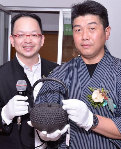 Japan Nanbu Satetsu Tetsubin, Koizumi Nizaemon, Ōarare Mon Ubaguchi Maru Gata 日本南部砂铁瓶，御釜屋 小泉仁左衛門 十代  大霰文姥口丸形鉄瓶 供箱