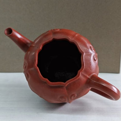 Zisha teapot Eight-Petal Lotus Lantern Teapot (Gong Deng Style), handmade by artist Level 3, YANG Fei 杨菲（L3-2021）朱泥 紫砂壶 “菱花宫灯壶”