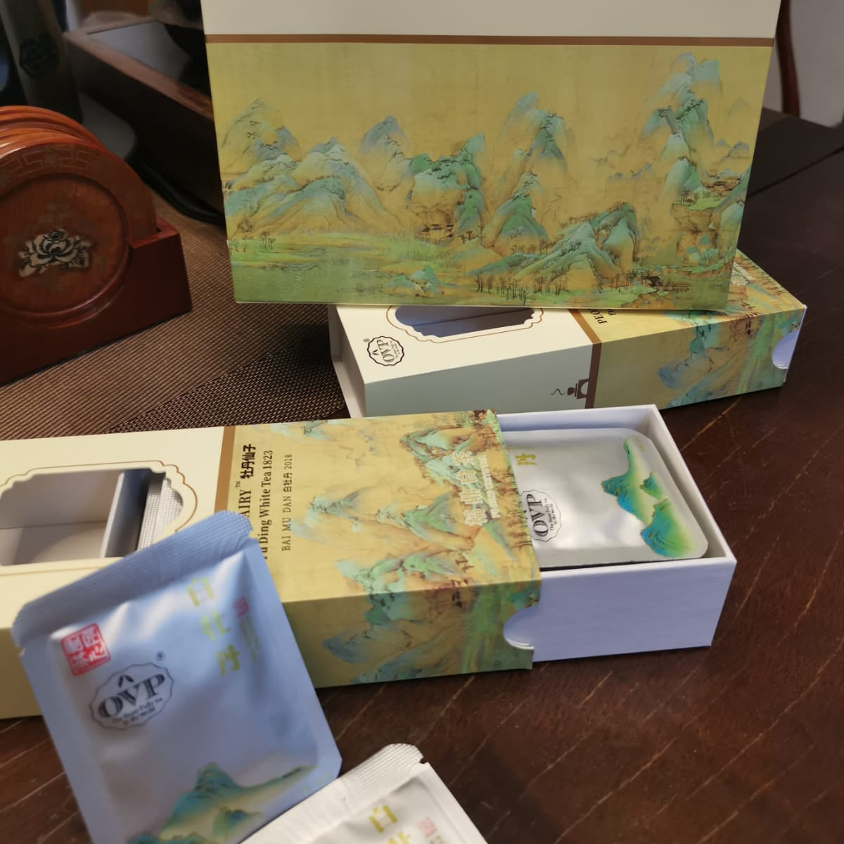 牡丹仙子™ 福鼎白茶 白牡丹 1823, 2018年礼盒装｜10片迷你茶砖 + 专属提袋 |Peony Fairy™ Fu Ding White Tea 1823, Bai Mu Dan, Vintage 2018 – 10 Mini Tea Bricks Gift Box