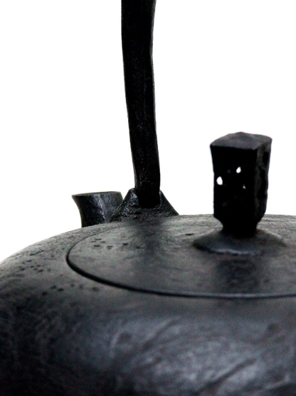 Japan Nanbu Tetsubin, Koizumi Nizaemon, Kikko Gata 日本南部铁瓶，御釜屋 小泉仁左衛門 十一代 龟甲形 供箱