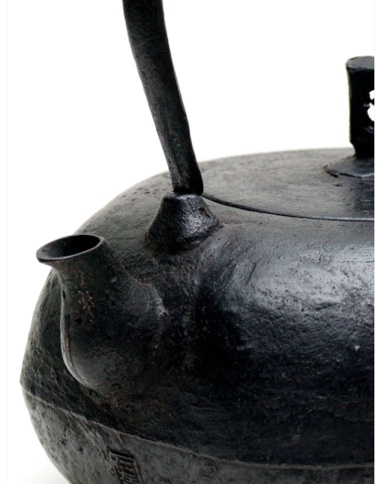 Japan Nanbu Tetsubin, Koizumi Nizaemon, Kikko Gata 日本南部铁瓶，御釜屋 小泉仁左衛門 十一代 龟甲形 供箱