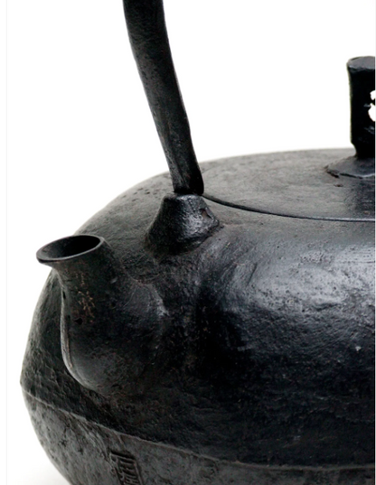 Japan Nanbu Tetsubin, Koizumi Nizaemon, Kikko Gata 日本南部铁瓶，御釜屋 小泉仁左衛門 十一代 龟甲形 供箱