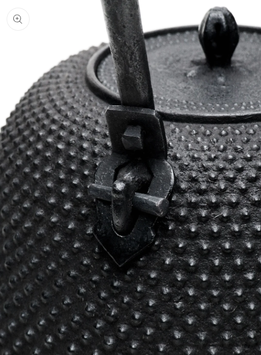 Japan Nanbu Tetsubin, Koizumi Nizaemon, Araremon-nanbugata-tetsubin 日本南部铁瓶，霰文南部形 御釜屋 小泉仁左衛門 十一代  供箱