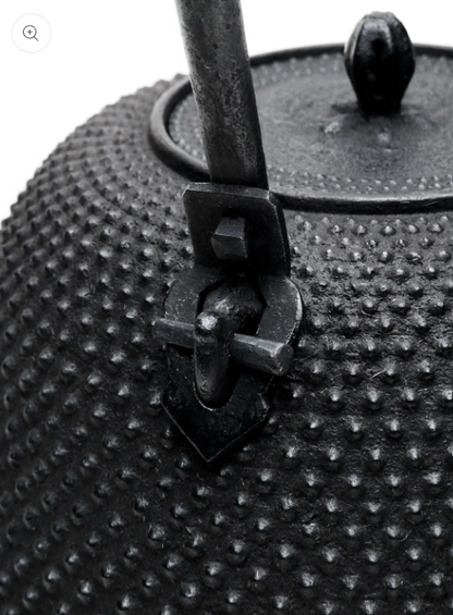 Japan Nanbu Tetsubin, Koizumi Nizaemon, Araremon-nanbugata-tetsubin 日本南部铁瓶，霰文南部形 御釜屋 小泉仁左衛門 十一代  供箱