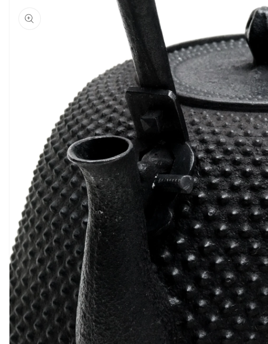 Japan Nanbu Tetsubin, Koizumi Nizaemon, Araremon-nanbugata-tetsubin 日本南部铁瓶，霰文南部形 御釜屋 小泉仁左衛門 十一代  供箱