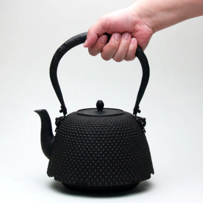 Japan Nanbu Tetsubin, Koizumi Nizaemon, Araremon-nanbugata-tetsubin 日本南部铁瓶，霰文南部形 御釜屋 小泉仁左衛門 十一代  供箱