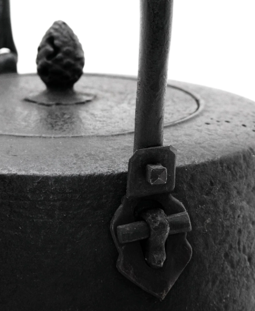 Japan Nanbu Tetsubin, Koizumi Nizaemon, Ubaguchi-Mozuyagata-tetsubin 日本南部铁瓶，御釜屋 小泉仁左衛門 十一代 姥口万代屋形 鉄瓶 供箱