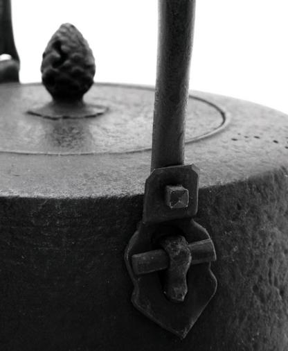 Japan Nanbu Tetsubin, Koizumi Nizaemon, Ubaguchi-Mozuyagata-tetsubin 日本南部铁瓶，御釜屋 小泉仁左衛門 十一代 姥口万代屋形 鉄瓶 供箱