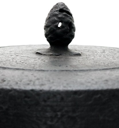 Japan Nanbu Tetsubin, Koizumi Nizaemon, Ubaguchi-Mozuyagata-tetsubin 日本南部铁瓶，御釜屋 小泉仁左衛門 十一代 姥口万代屋形 鉄瓶 供箱