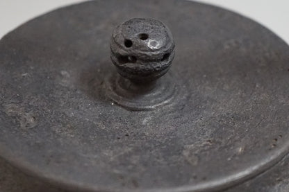 Japan Nanbu Tetsubin, Koizumi Nizaemon, Kiko Gata 日本南部铁瓶，御釜屋 小泉仁左衛門 十代 龟甲形 供箱 - Old Village Puer 老寨古茶