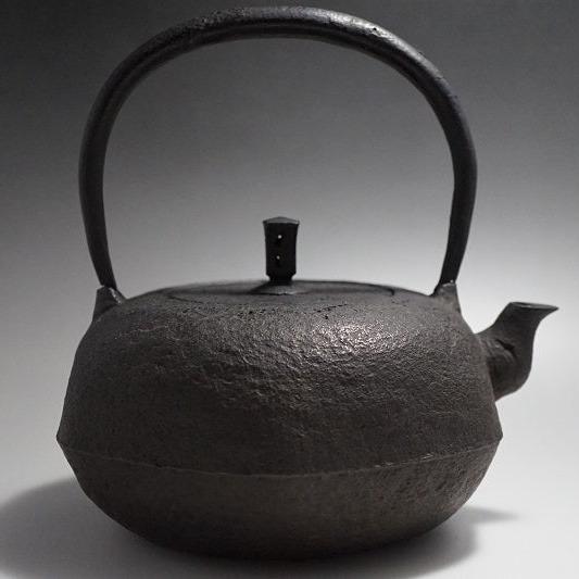 新品、付属品付　二十七代釜師 有坂 安太郎作　１２型アラレ　南部鉄瓶　南部鉄器 新品、付属品付 二十七代釜師 有坂 安太郎作 12型アラレ 南部