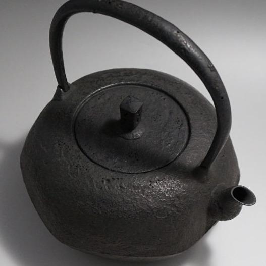 Japan Nanbu Tetsubin, Koizumi Nizaemon, Kiko Gata 日本南部铁瓶，御釜屋 小泉仁左衛門 十代 龟甲形 供箱 - Old Village Puer 老寨古茶