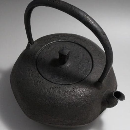 Japan Nanbu Tetsubin, Koizumi Nizaemon, Kiko Gata 日本南部铁瓶，御釜屋 小泉仁左衛門 十代 龟甲形 供箱 - Old Village Puer 老寨古茶