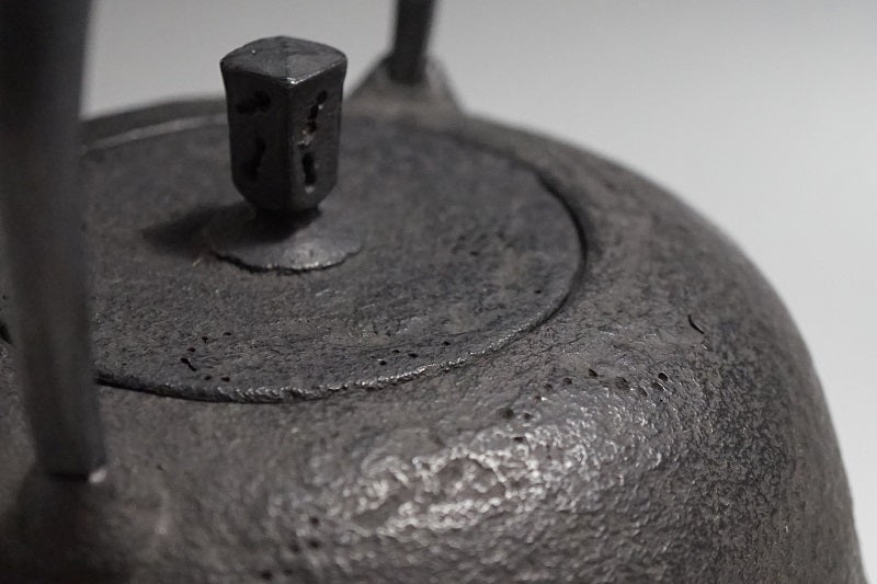 Japan Nanbu Tetsubin, Koizumi Nizaemon, Kiko Gata 日本南部铁瓶，御釜屋 小泉仁左衛門 十代 龟甲形 供箱 - Old Village Puer 老寨古茶