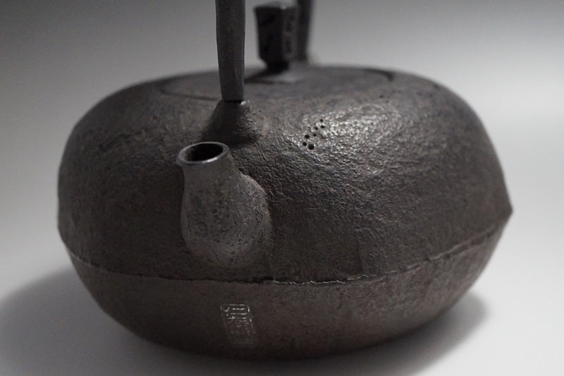 Japan Nanbu Tetsubin, Koizumi Nizaemon, Kiko Gata 日本南部铁瓶，御釜屋 小泉仁左衛門 十代 龟甲形 供箱 - Old Village Puer 老寨古茶