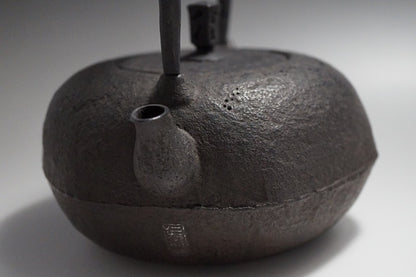 Japan Nanbu Tetsubin, Koizumi Nizaemon, Kiko Gata 日本南部铁瓶，御釜屋 小泉仁左衛門 十代 龟甲形 供箱 - Old Village Puer 老寨古茶