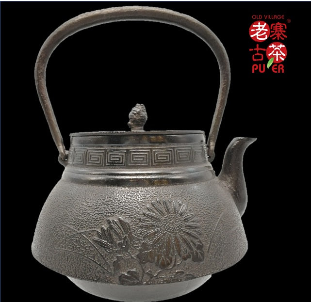 Japan Nanbu Satetsu Tetsubin, 日本南部砂铁瓶，南部 荣光堂 松果摘 菊纹 - Old Village Puer 老寨古茶