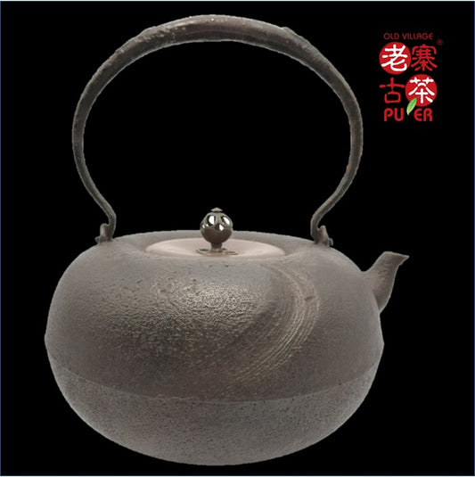 Japan Nanbu Tetsubin,  Hata Shunsai 日本南部铁瓶，畠春斎 刷毛目 姥口形 - Old Village Puer 老寨古茶