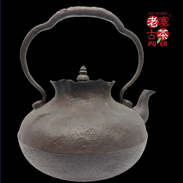 Japan Nanbu Tetsubin,  Hata Shunsai 日本南部铁瓶, 畠春斎,宝袋形形 供箱 - Old Village Puer 老寨古茶