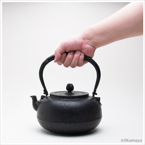 Japan Nanbu Tetsubin, Koizumi Nizaemon, Yuzu Gata 日本南部铁瓶，御釜屋 小泉仁左衛門 十代 柚子形 供箱 - Old Village Puer 老寨古茶