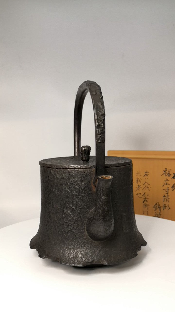 Japan Nanbu Satetsu Tetsubin, Koizumi Nizaemon 日本南部砂铁瓶，御釜屋 小泉仁左卫门 八代 锯广寸筒形 供箱 - Old Village Puer 老寨古茶