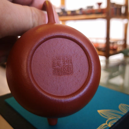 Zisha teapot Gong Deng, handmade by Artist Level 4 (L4-2021) RAO Qing 绕青 ZHU NI 朱泥“宫灯”