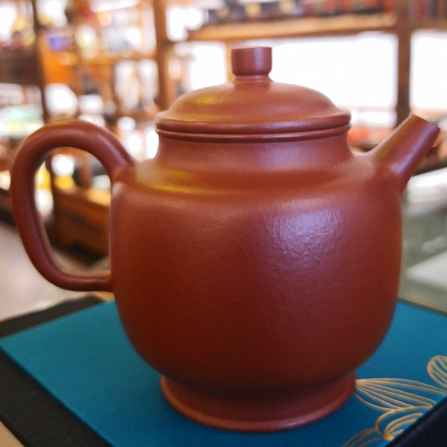 Zisha teapot Gong Deng, handmade by Artist Level 4 (L4-2021) RAO Qing 绕青 ZHU NI 朱泥“宫灯”