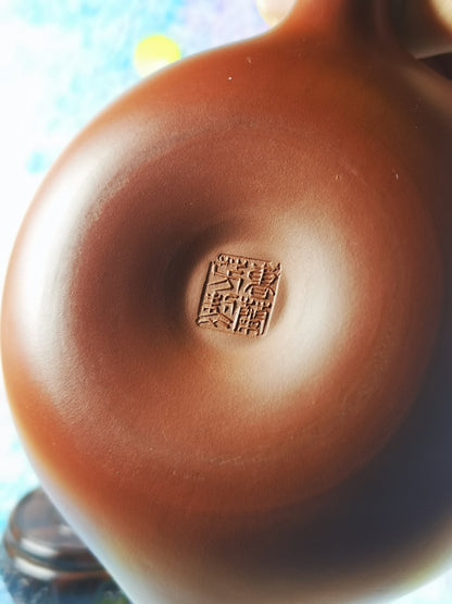 宜兴紫砂壶 清水泥 牛气冲天 – 曹兰芳 高级工艺美术师作品（国家级高级工艺美术师）