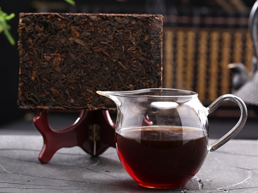 By Master Pak Shui Ching raw PuEr tea brick 2001 白水清先生监制 清颐堂 “1966年文革枣香纪念砖” - Old Village Puer 老寨古茶