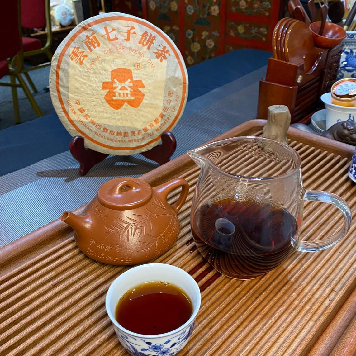 2003 红大益  圆形大益商标 老茶标杆 Daetea (Da Yi) 7572-301 Ripe Pu’erh (Vintage Benchmark / Red DaYi Edition)