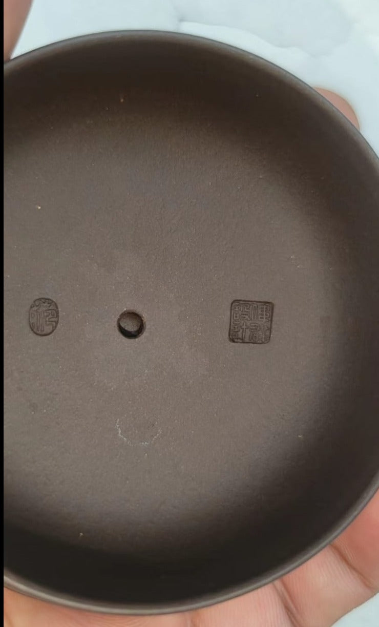 宜兴紫砂壶 老紫泥 纪念壶  范家壶庄 范伟群 设计 国家级研究员级高级工艺美术师 (L1-2012) “中华人民共和国建国六十周年纪念”