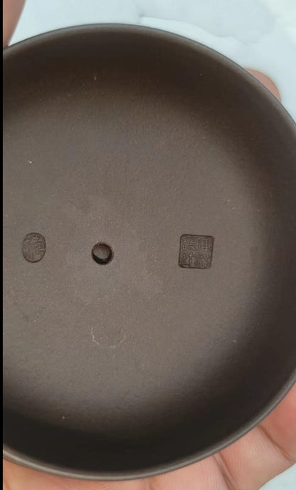 宜兴紫砂壶 老紫泥 纪念壶  范家壶庄 范伟群 设计 国家级研究员级高级工艺美术师 (L1-2012) “中华人民共和国建国六十周年纪念”