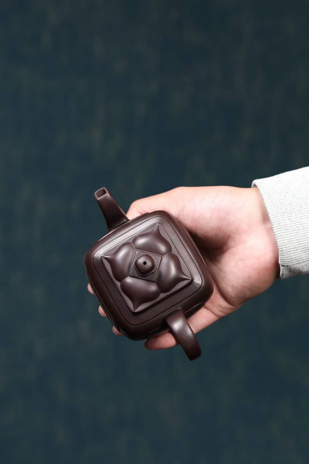 Zisha teapot Si Fang kui Ling, handmade by artist Level 3, YANG Fei 杨菲（L3-2021）老紫泥 紫砂壶 “四方魁菱” "Four-sided Kui Ling"