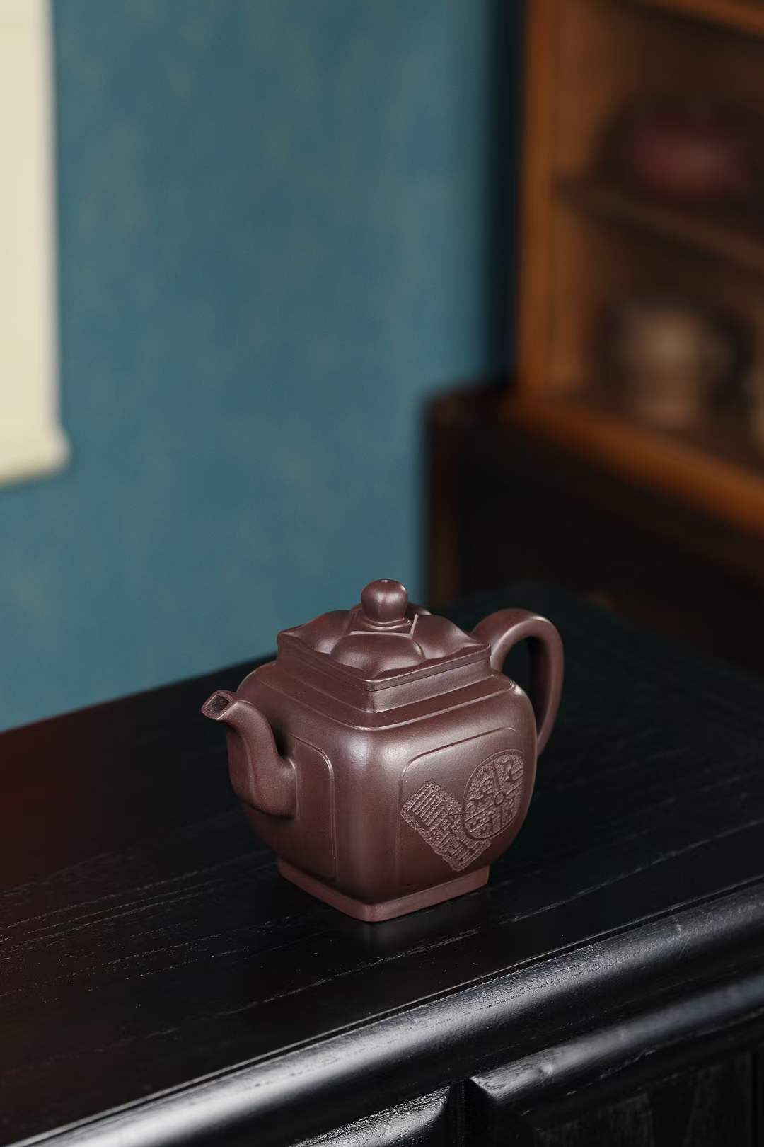 Zisha teapot Si Fang kui Ling, handmade by artist Level 3, YANG Fei 杨菲（L3-2021）老紫泥 紫砂壶 “四方魁菱” "Four-sided Kui Ling"