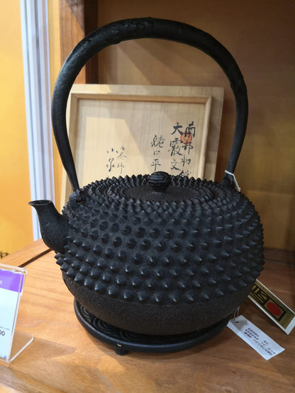 Japan Nanbu Satetsu Tetsubin, Koizumi Nizaemon, Hirakumo Gata 日本南部砂铁瓶，御釜屋 小泉仁左衛門 十代  大霰文姥口丸形鉄瓶 供箱 - Old Village Puer 老寨古茶