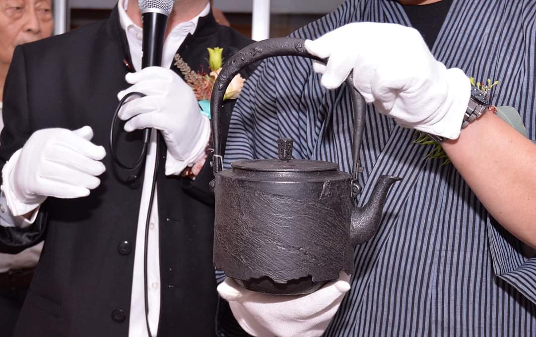 Japan Nanbu Satetsu Tetsubin, Koizumi Nizaemon, KATATSUKITSUTSU 日本南部砂铁瓶，御釜屋 小泉仁左衛門 十代 刷毛目肩衡筒形 供箱 - Old Village Puer 老寨古茶