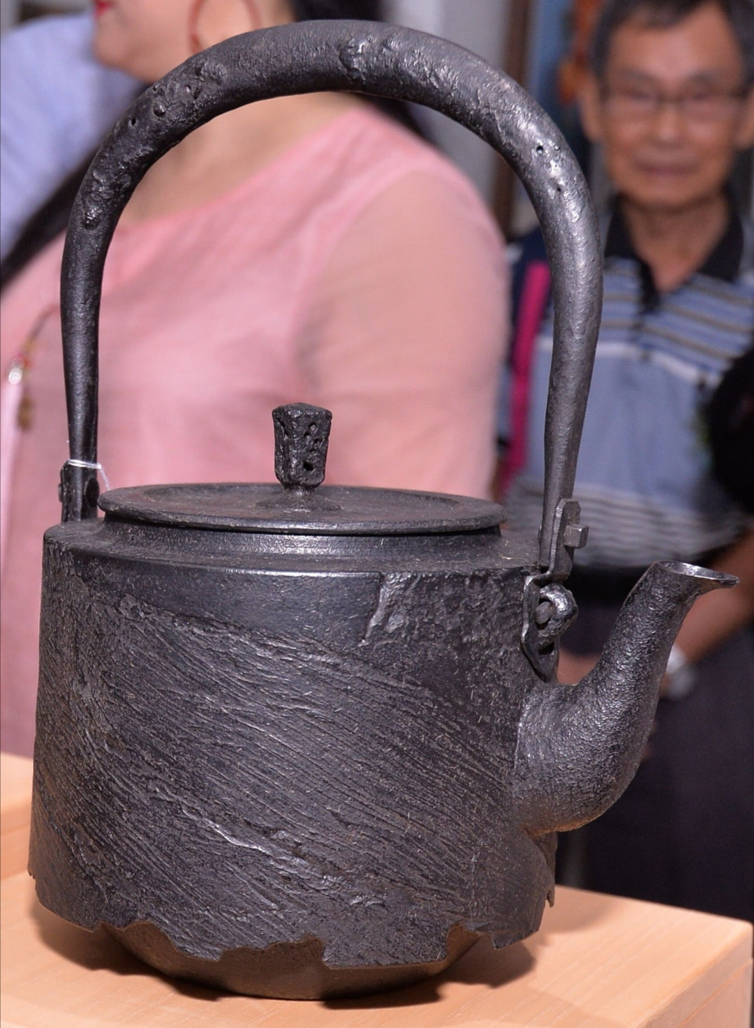 Japan Nanbu Satetsu Tetsubin, Koizumi Nizaemon, KATATSUKITSUTSU 日本南部砂铁瓶，御釜屋 小泉仁左衛門 十代 刷毛目肩衡筒形 供箱 - Old Village Puer 老寨古茶