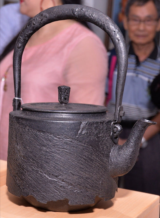 Japan Nanbu Satetsu Tetsubin, Koizumi Nizaemon, KATATSUKITSUTSU 日本南部砂铁瓶，御釜屋 小泉仁左衛門 十代 刷毛目肩衡筒形 供箱 - Old Village Puer 老寨古茶