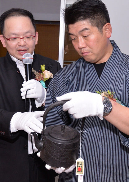 Japan Nanbu Satetsu Tetsubin, Koizumi Nizaemon, KATATSUKITSUTSU 日本南部砂铁瓶，御釜屋 小泉仁左衛門 十代 刷毛目肩衡筒形 供箱 - Old Village Puer 老寨古茶