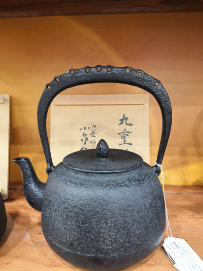 Japan Nanbu Tetsubin, Koizumi Nizaemon, Kokonoe Gata 日本南部铁瓶，御釜屋 小泉仁左衛門 十代 九重形 供箱 - Old Village Puer 老寨古茶