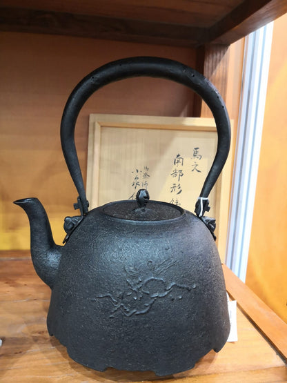 Japan Nanbu Tetsubin, Koizumi Nizaemon, Uma Arare Nabu Gata 日本南部铁瓶，御釜屋 小泉仁左衛門 十代 南部形马文 供箱 - Old Village Puer 老寨古茶