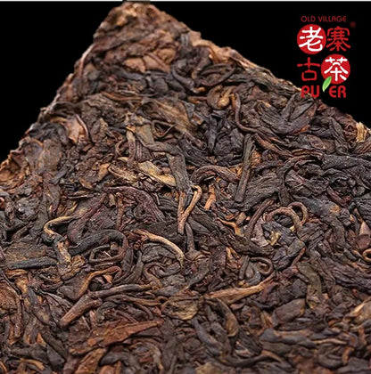 By Master Pak Shui Ching raw PuEr tea brick 2001 白水清先生监制 清颐堂 “1966年文革枣香纪念砖” - Old Village Puer 老寨古茶